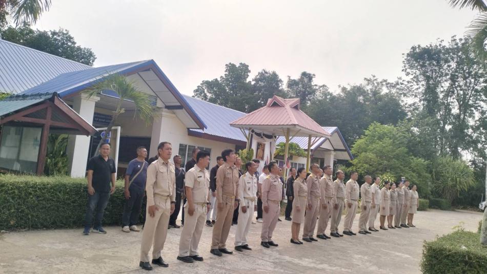 วันจันทร์ที่ 20 เมษายน 2569 ท่านนายกวิชัย พะเลียง ข้าราชการพนักงานส่วนตำบล ลูกจ้างและจ้างเหมาบริการเข้าแถวเคารพธงชาติหน้าเสาธง พร้อมกับให้โอวาทก่อนการดำเนินงาน